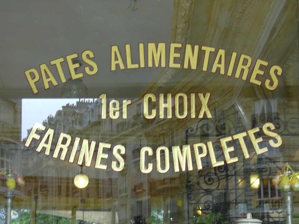 Textes en Or sur vitrine pates alimentaires