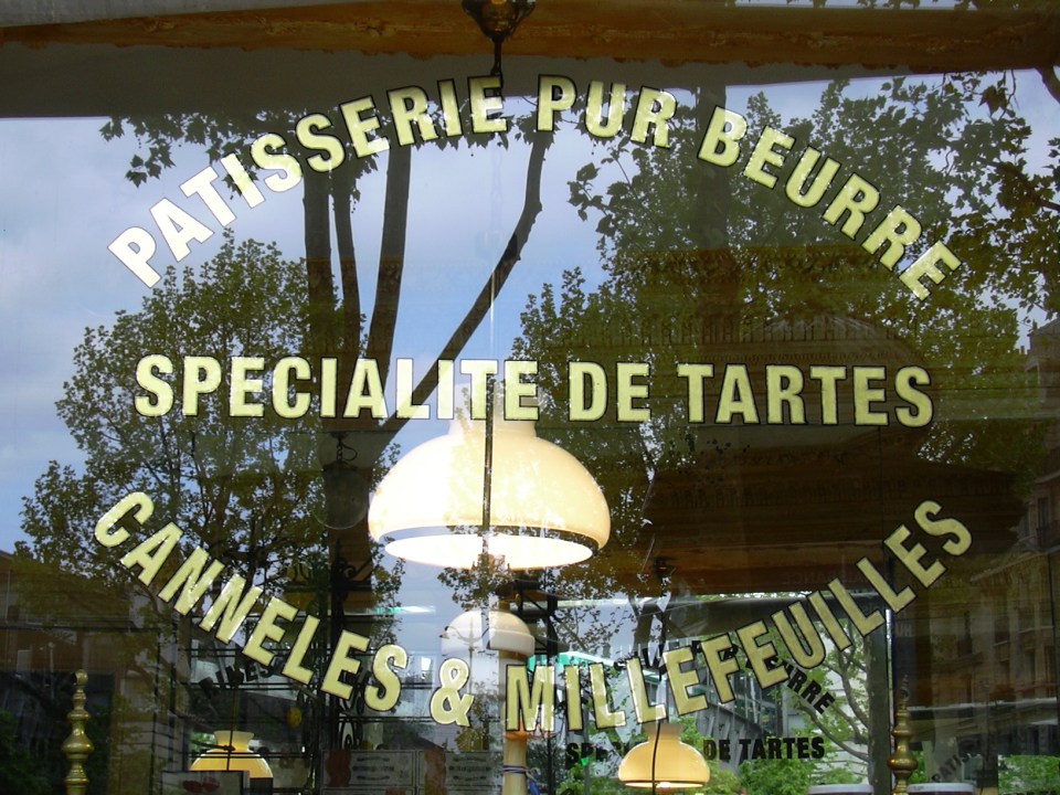 Textes en Or sur vitrine Patisserie pur beurre