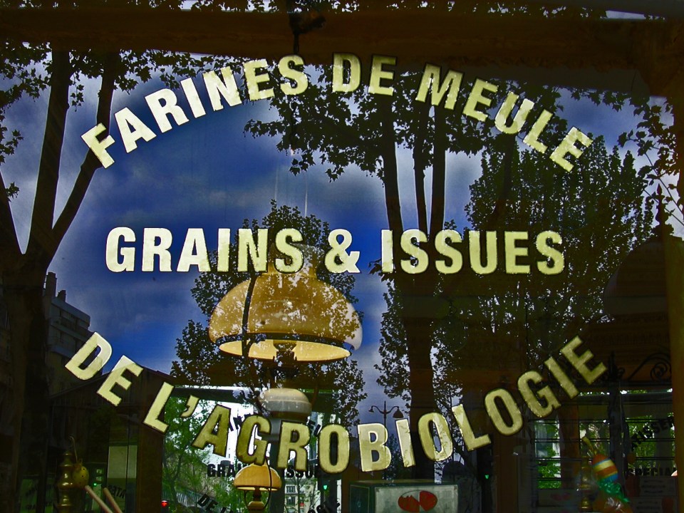 Textes en Or sur vitrine farine et grain